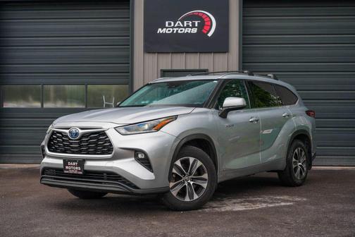 Celestial Silver Metallic 2021 Toyota Highlander Hybrid XLE