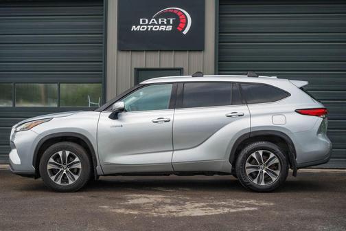 Celestial Silver Metallic 2021 Toyota Highlander Hybrid XLE