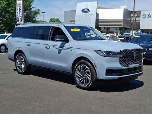 GRAY MIST METALLIC TRI-COAT 2025 Lincoln Navigator L RESERVE