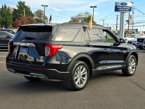 AGATE BLACK METALLIC 2024 Ford Explorer XLT