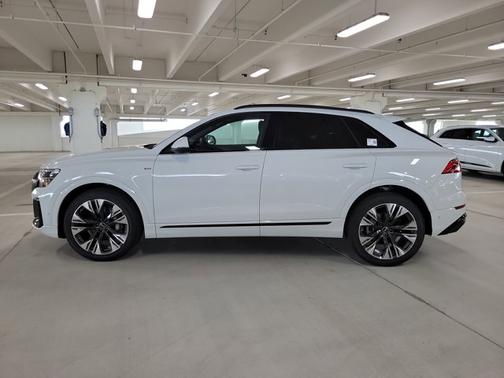 2025 Audi Q8 Premium Plus