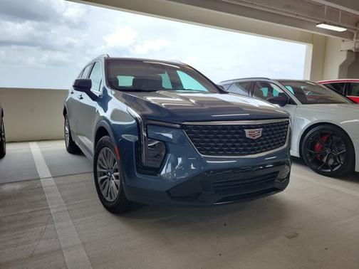 2024 Cadillac XT4 FWD Premium Luxury