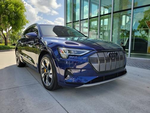2022 Audi e-tron Premium Plus