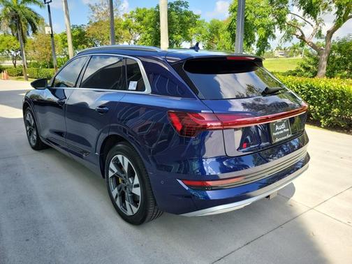 2022 Audi e-tron Premium Plus