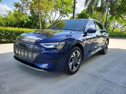 2022 Audi e-tron Premium Plus