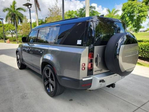 2023 Land Rover Defender SE