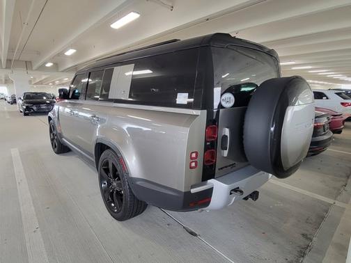 2023 Land Rover Defender SE