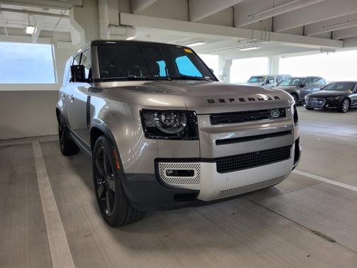 2023 Land Rover Defender SE