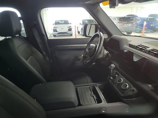 2023 Land Rover Defender SE