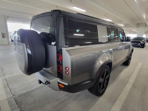 2023 Land Rover Defender SE