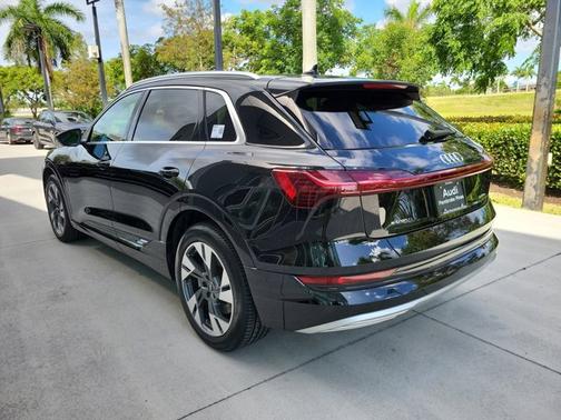 2022 Audi e-tron Premium Plus