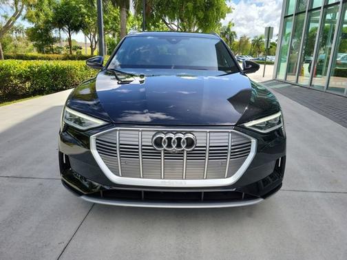 2022 Audi e-tron Premium Plus