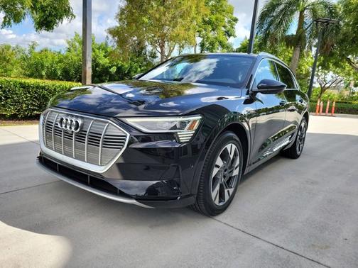 2022 Audi e-tron Premium Plus