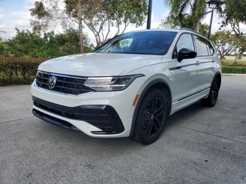 2022 Volkswagen Tiguan SE R-Line Black