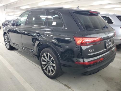 Mythos Black Metallic 2023 Audi Q7 45 Premium Plus