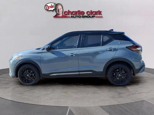 2 Tone Gray / Black 2023 Nissan Kicks SR