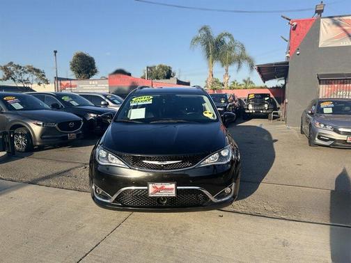 Brilliant Black Crystal Pearlcoat 2019 Chrysler Pacifica Touring-L