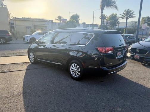Brilliant Black Crystal Pearlcoat 2019 Chrysler Pacifica Touring-L
