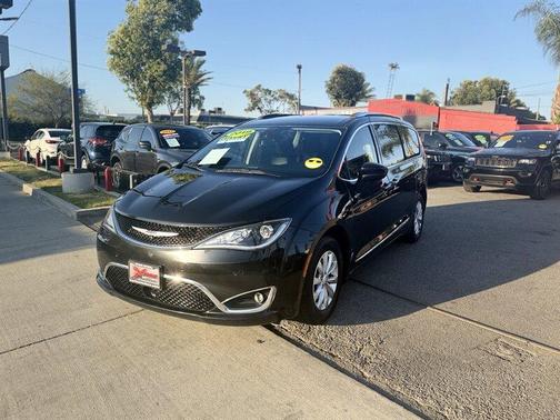 Brilliant Black Crystal Pearlcoat 2019 Chrysler Pacifica Touring-L