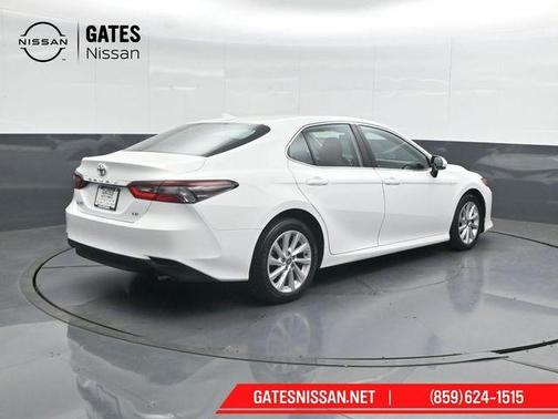 Ice 2023 Toyota Camry LE