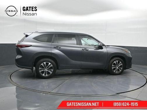 Magnetic Gray Metallic 2024 Toyota Highlander XLE