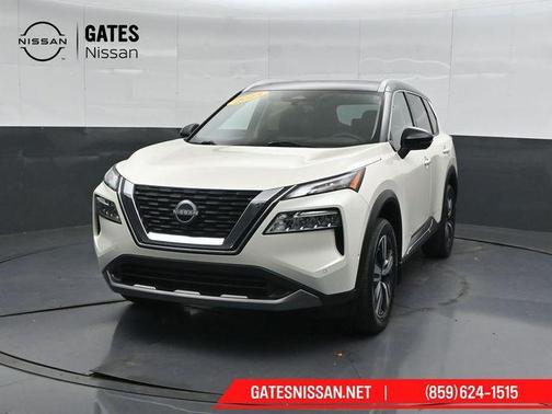 2 Tone White / Black Roof 2023 Nissan Rogue SL