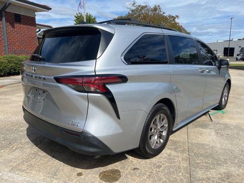 2021 Toyota Sienna XLE 8 Passenger