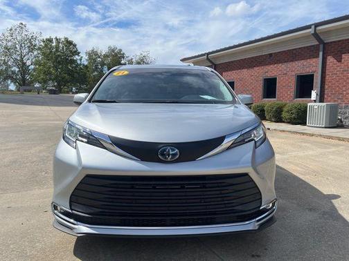 2021 Toyota Sienna XLE 8 Passenger