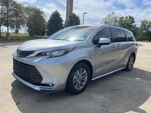 2021 Toyota Sienna XLE 8 Passenger