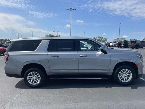 2023 Chevrolet Suburban LT
