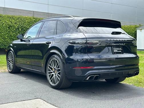 Moonlight Blue Metallic 2022 Porsche Cayenne