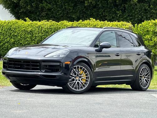 Moonlight Blue Metallic 2022 Porsche Cayenne