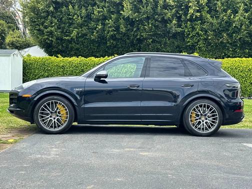 Moonlight Blue Metallic 2022 Porsche Cayenne
