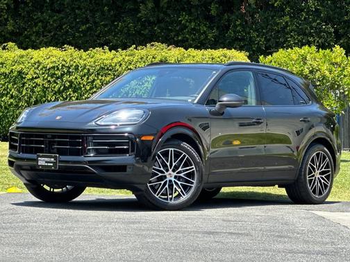 Chromite Black Metallic 2026 Porsche Cayenne