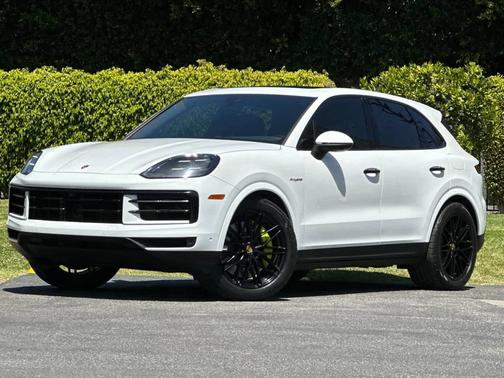 White 2024 Porsche Cayenne