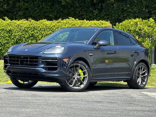 Algarve Blue Metallic 2024 Porsche Cayenne