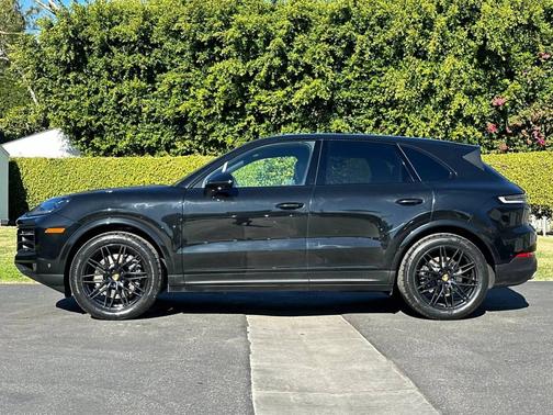 Chromitblack Metallic 2024 Porsche Cayenne