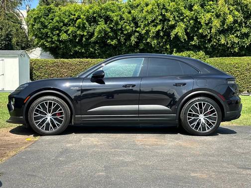 Jet Black Metallic 2025 Porsche Macan