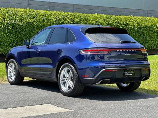 Gentian Blue Metallic 2025 Porsche Macan