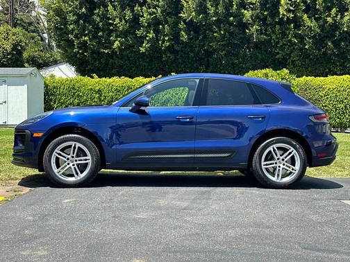 Gentian Blue Metallic 2025 Porsche Macan