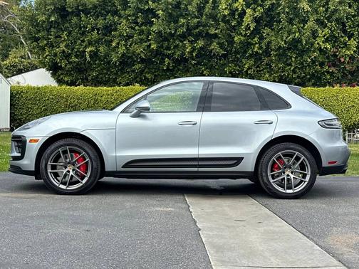 Dolomite Silver Metallic 2023 Porsche Macan