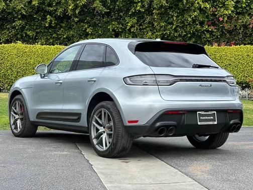 Dolomite Silver Metallic 2023 Porsche Macan