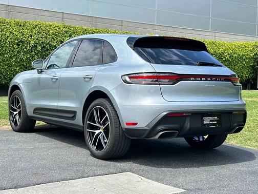 Dolomite Silver Metallic 2025 Porsche Macan