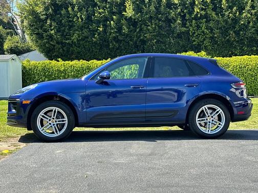 Gentian Blue Metallic 2025 Porsche Macan