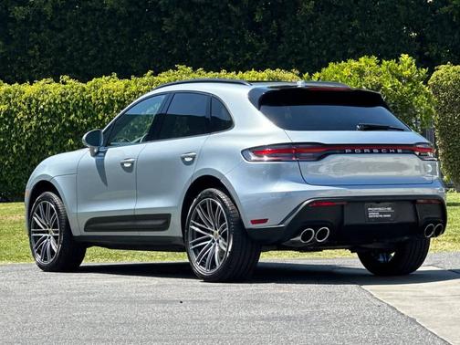 Dolomite Silver Metallic 2026 Porsche Macan