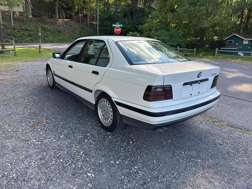 1994 BMW 325 325i 4dr Sedan
