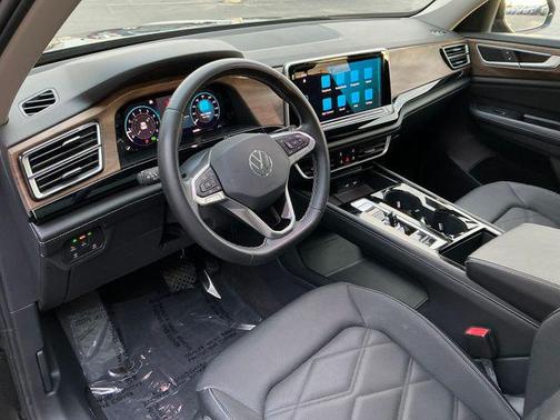 2024 Volkswagen Atlas 2.0T SE w/Technology 4MOTION