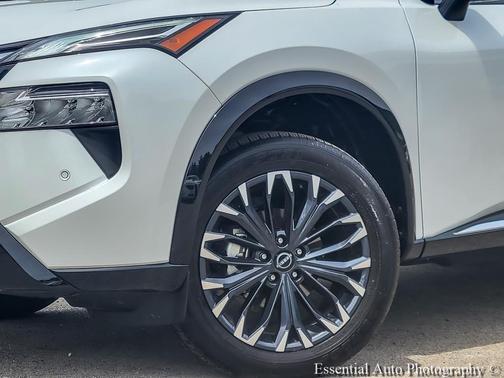 Everest White Pearl Tricoat 2026 Nissan Rogue Platinum