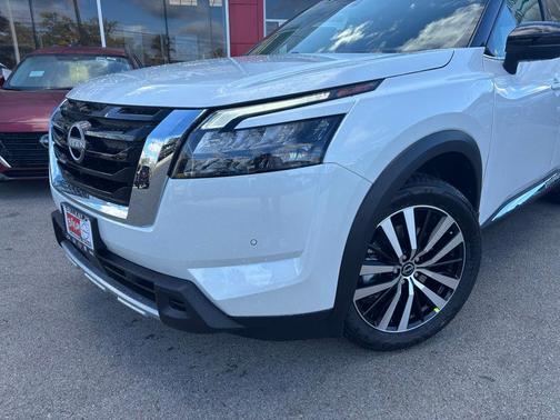 2025 Nissan Pathfinder Platinum 4WD