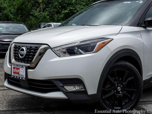 Aspen White/Super Black 2020 Nissan Kicks SR